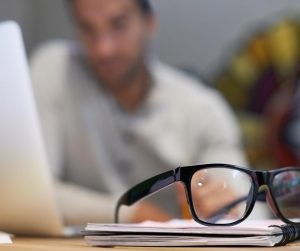 individu réfléchi à comment atteindre ses objectifs professionnels.
il aspire à un meilleur avenir professionnel.